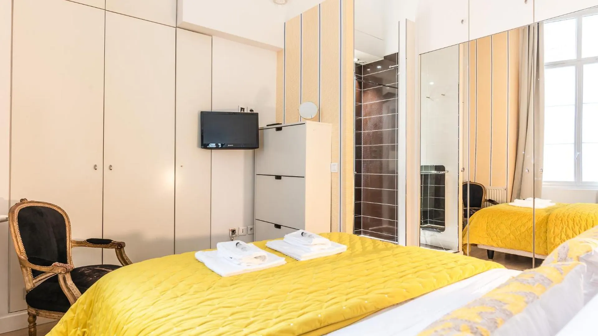 Luxury Typical Parisian Flat - 5 Min From Louvre Apartment