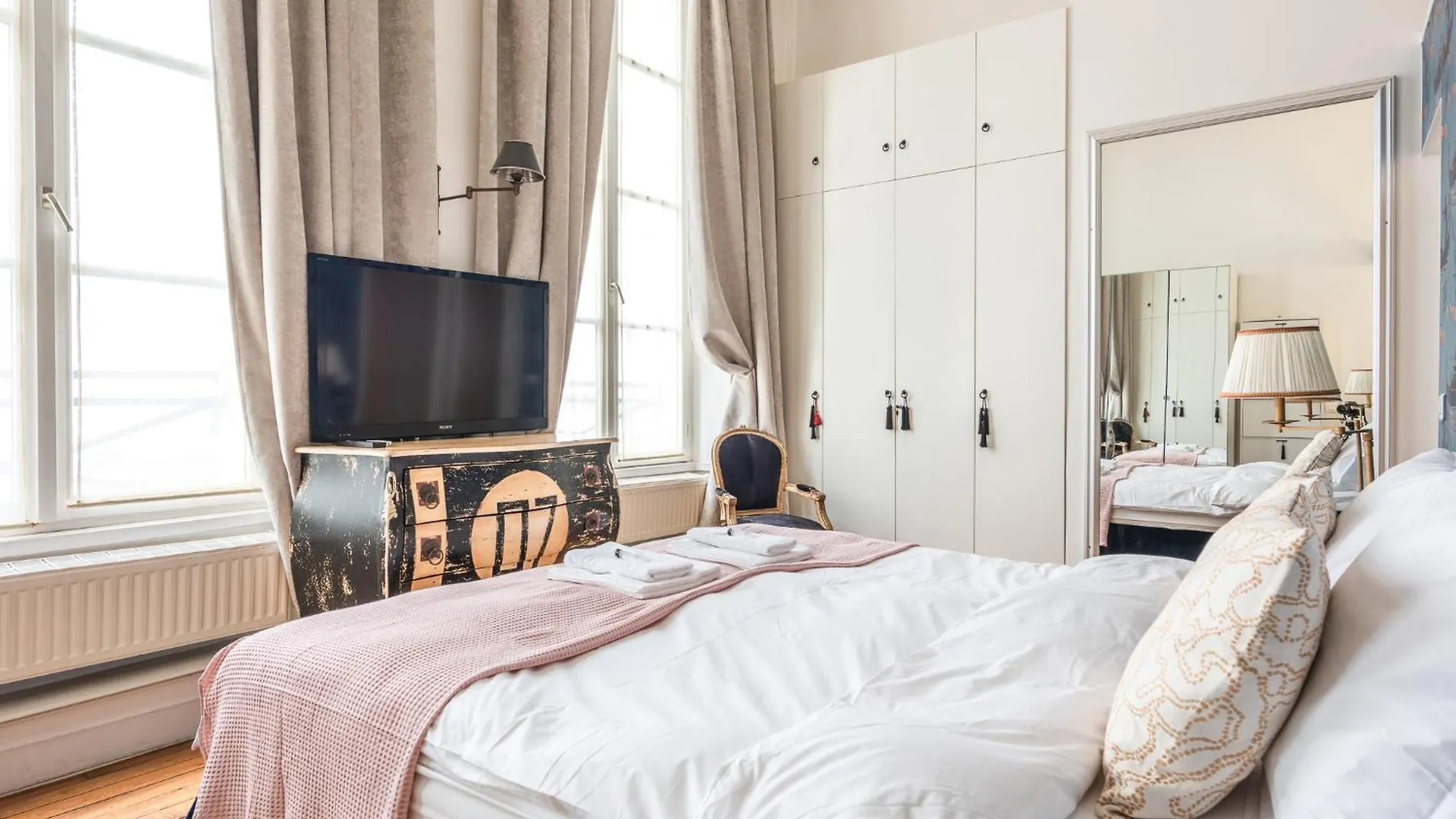 Luxury Typical Parisian Flat - 5 Min From Louvre Apartment  Paris