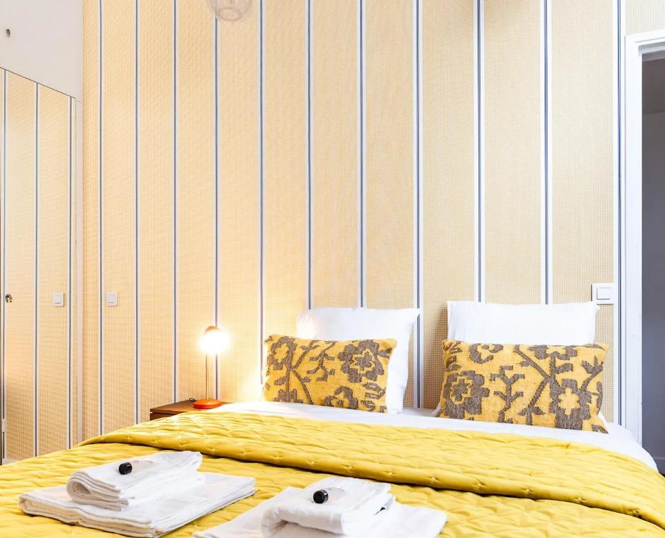 Luxury Typical Parisian Flat - 5 Min From Louvre Apartment