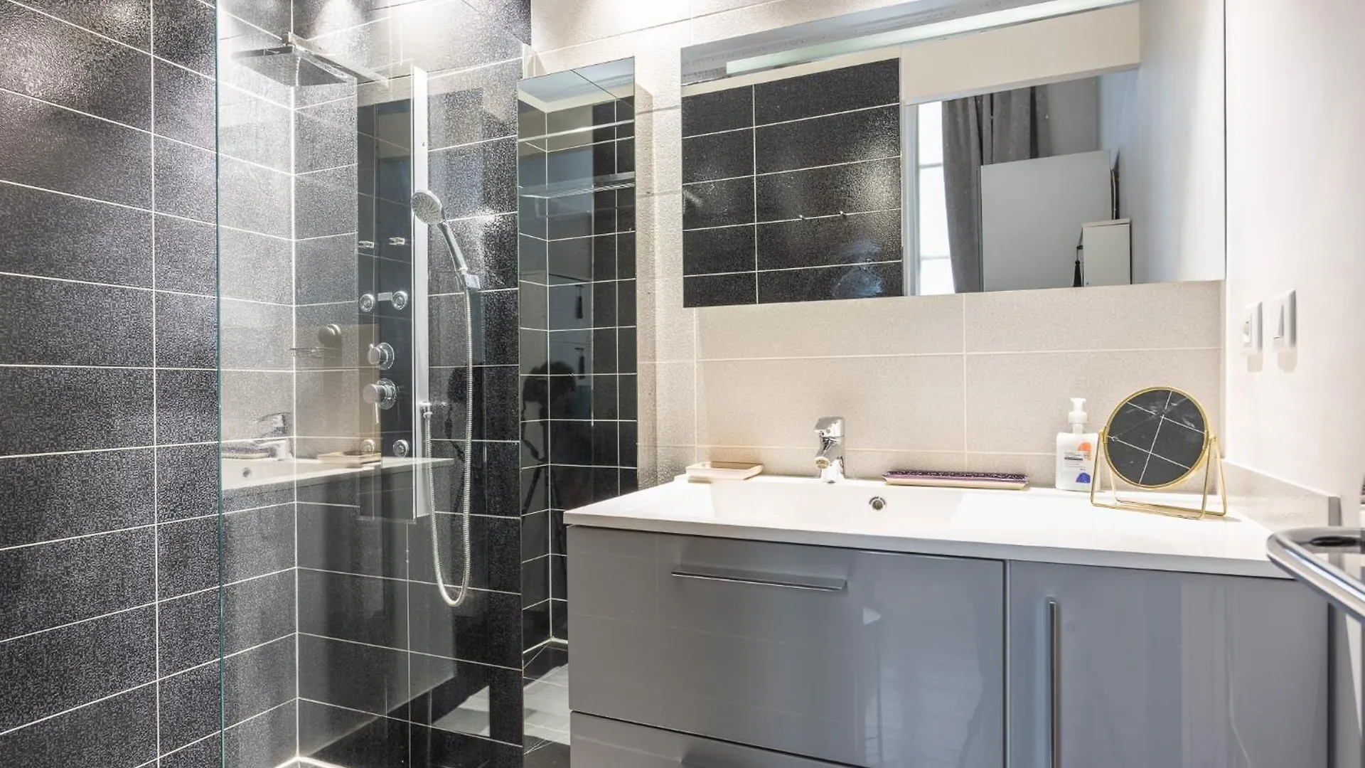 Luxury Typical Parisian Flat - 5 Min From Louvre Apartment France